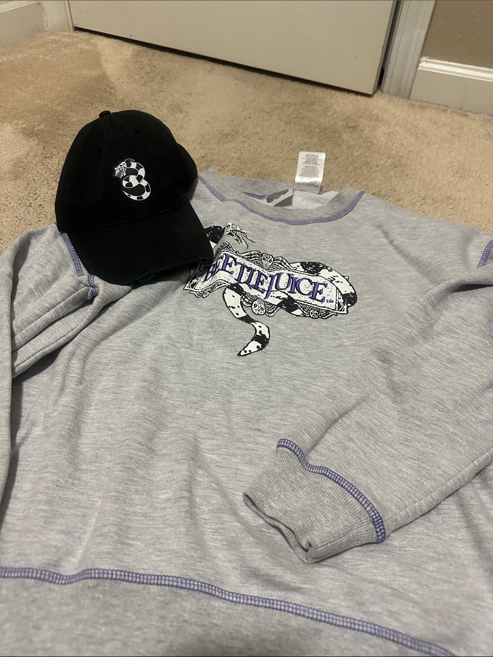 Beetlejuice women’s Graphic Crewneck Sweatshirt small and hat set